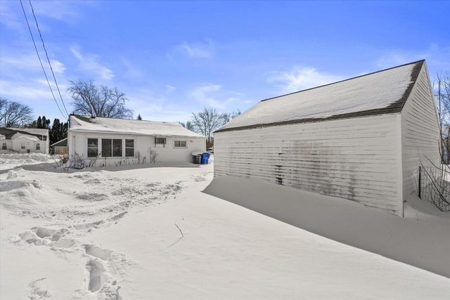 1833 N CHARLOTTE STREET, Appleton, WI 54911