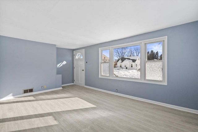 1833 N CHARLOTTE STREET, Appleton, WI 54911