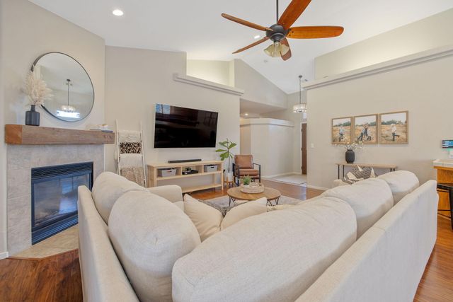 2600 W Oakridge Avenue, Visalia, CA 93291