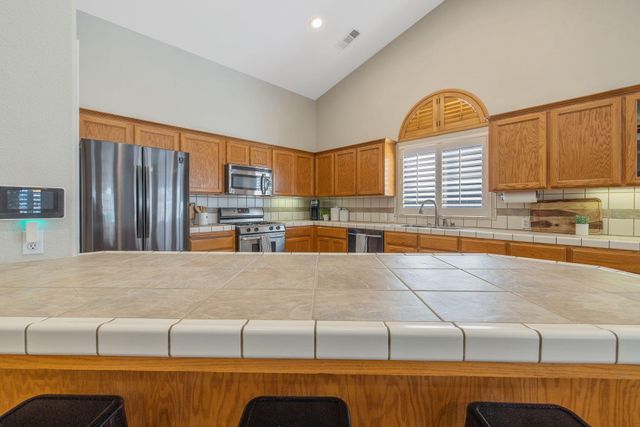 2600 W Oakridge Avenue, Visalia, CA 93291