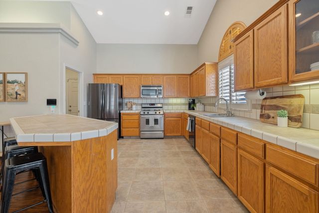 2600 W Oakridge Avenue, Visalia, CA 93291