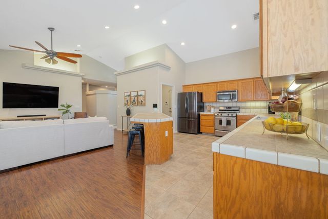 2600 W Oakridge Avenue, Visalia, CA 93291