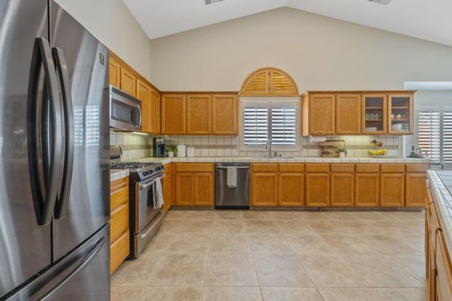 2600 W Oakridge Avenue, Visalia, CA 93291