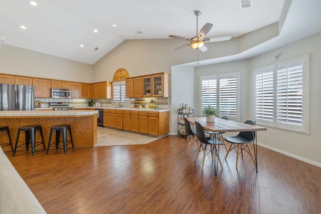 2600 W Oakridge Avenue, Visalia, CA 93291