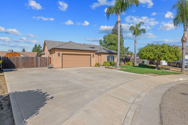 2600 W Oakridge Avenue, Visalia, CA 93291