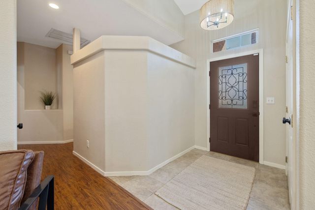 2600 W Oakridge Avenue, Visalia, CA 93291