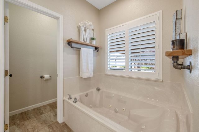 2600 W Oakridge Avenue, Visalia, CA 93291