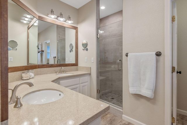 2600 W Oakridge Avenue, Visalia, CA 93291