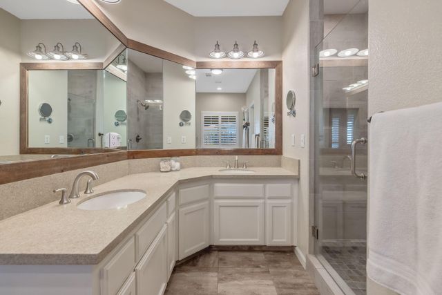 2600 W Oakridge Avenue, Visalia, CA 93291