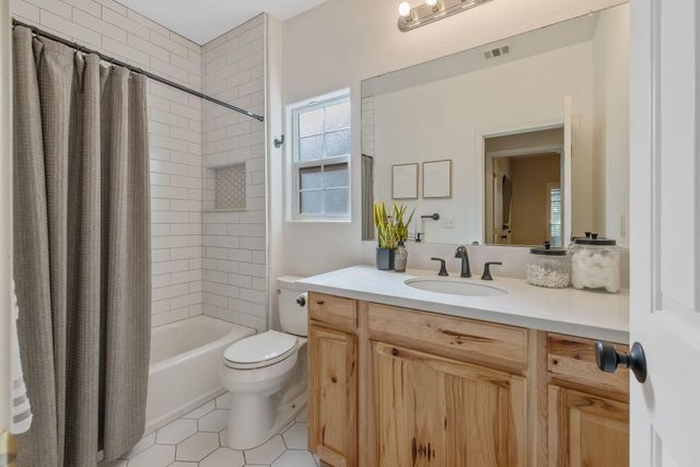 2600 W Oakridge Avenue, Visalia, CA 93291