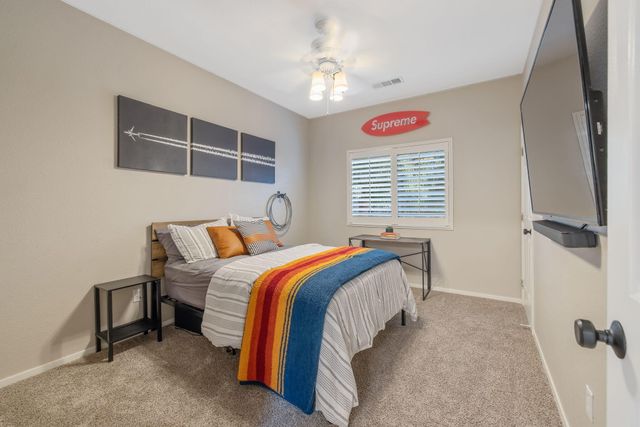 2600 W Oakridge Avenue, Visalia, CA 93291