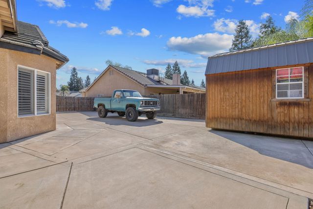 2600 W Oakridge Avenue, Visalia, CA 93291