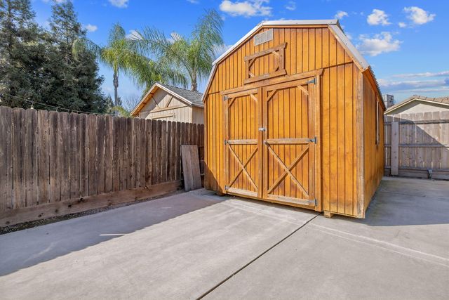 2600 W Oakridge Avenue, Visalia, CA 93291
