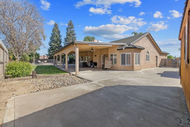 2600 W Oakridge Avenue, Visalia, CA 93291