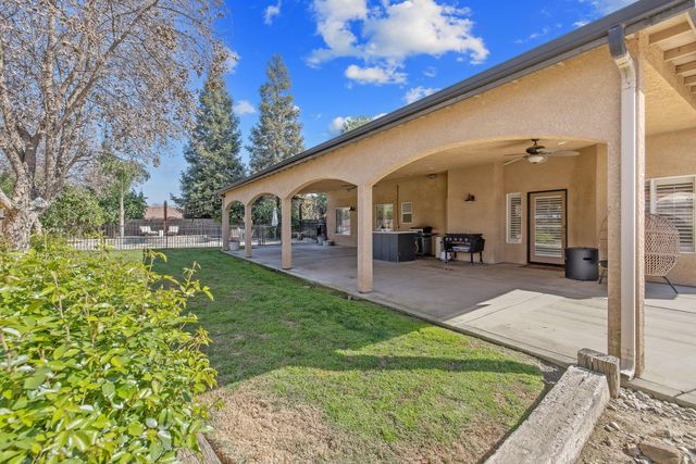 2600 W Oakridge Avenue, Visalia, CA 93291