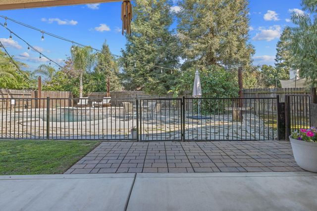 2600 W Oakridge Avenue, Visalia, CA 93291