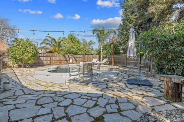 2600 W Oakridge Avenue, Visalia, CA 93291