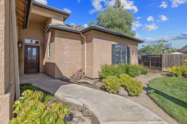 2600 W Oakridge Avenue, Visalia, CA 93291