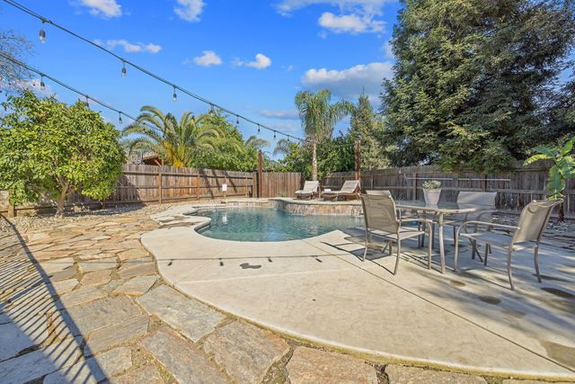 2600 W Oakridge Avenue, Visalia, CA 93291