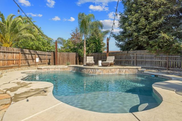 2600 W Oakridge Avenue, Visalia, CA 93291
