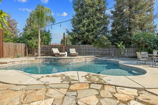 2600 W Oakridge Avenue, Visalia, CA 93291