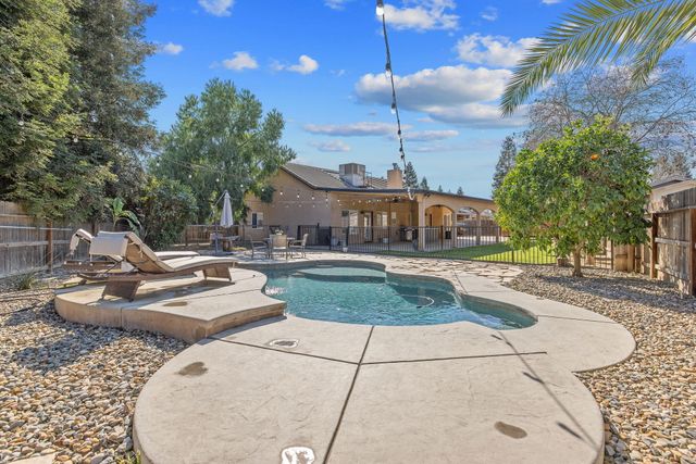 2600 W Oakridge Avenue, Visalia, CA 93291