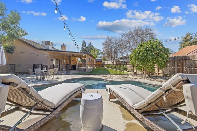 2600 W Oakridge Avenue, Visalia, CA 93291