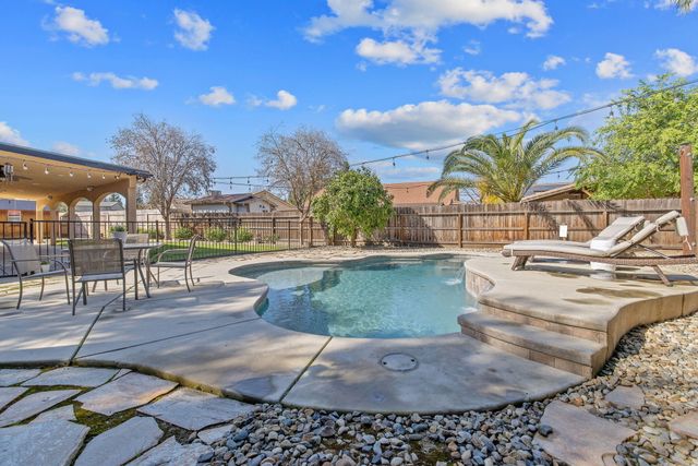 2600 W Oakridge Avenue, Visalia, CA 93291