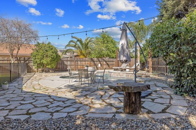 2600 W Oakridge Avenue, Visalia, CA 93291