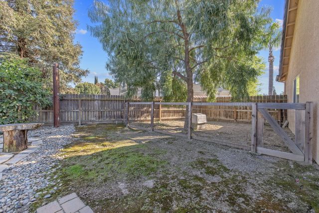 2600 W Oakridge Avenue, Visalia, CA 93291