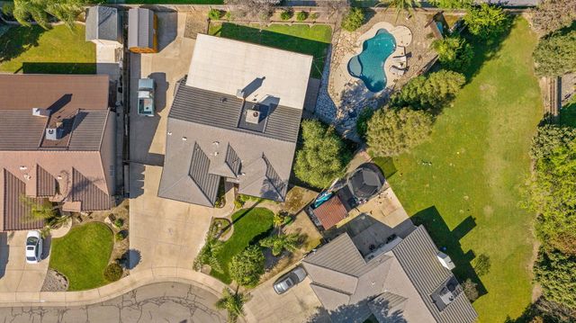 2600 W Oakridge Avenue, Visalia, CA 93291