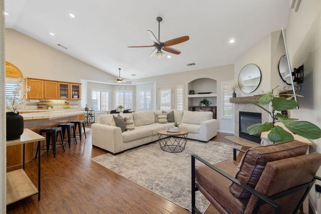 2600 W Oakridge Avenue, Visalia, CA 93291