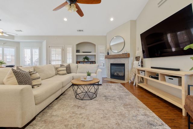 2600 W Oakridge Avenue, Visalia, CA 93291