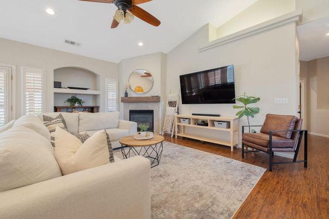 2600 W Oakridge Avenue, Visalia, CA 93291