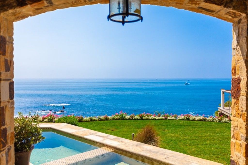 Image 2 of property listing at 177 Shorecliff Road, Corona Del Mar, CA 92625