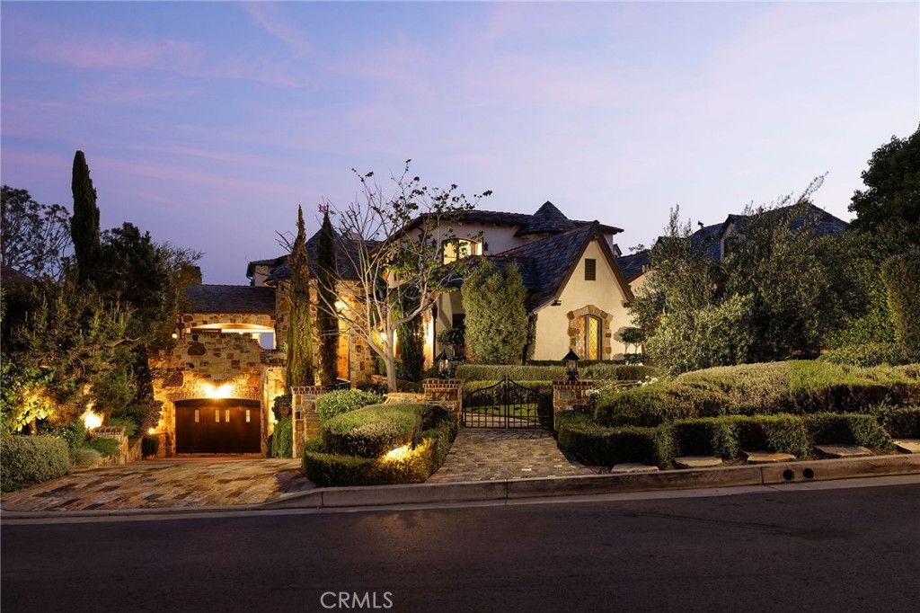 Image 39 of property listing at 177 Shorecliff Road, Corona Del Mar, CA 92625