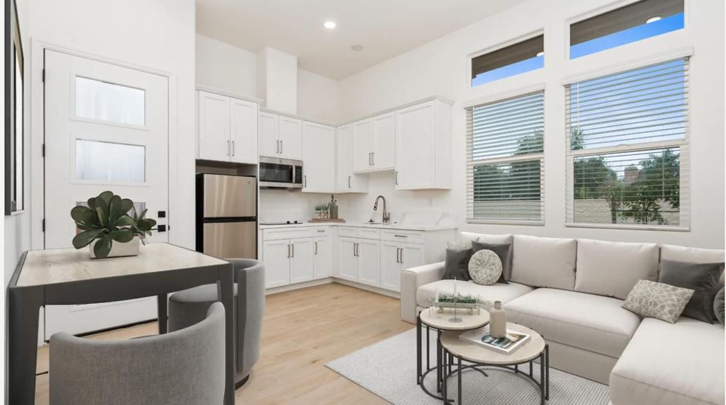 Image 10 of property listing at 1638 Summerset Lane, Clovis, CA 93619