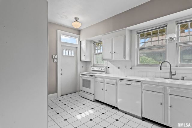 1204 MACARTHUR Boulevard, Springfield, IL 62704