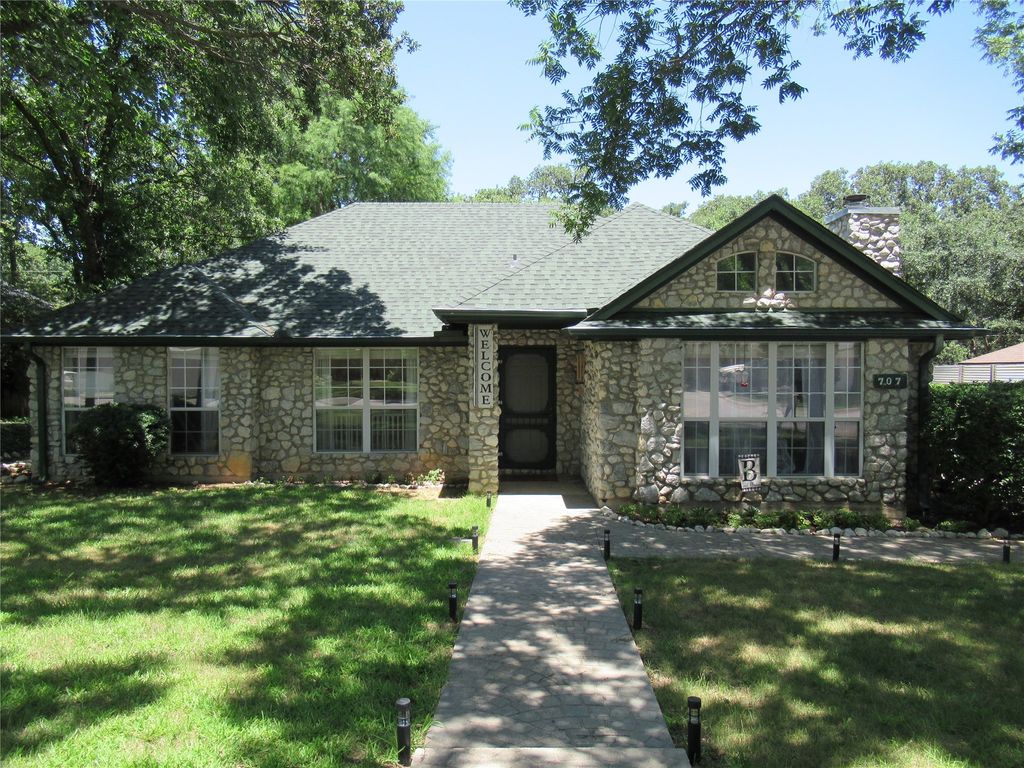 707 High Crest Drive, Azle, TX 76020