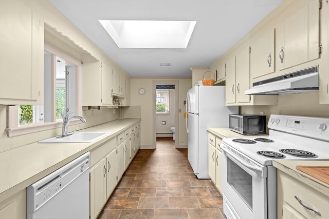 2 Par 3 Dr, Yarmouth, MA 02664