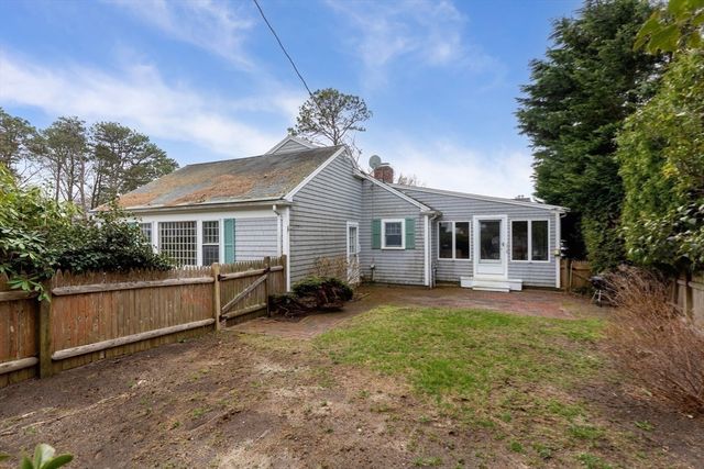 2 Par 3 Dr, Yarmouth, MA 02664