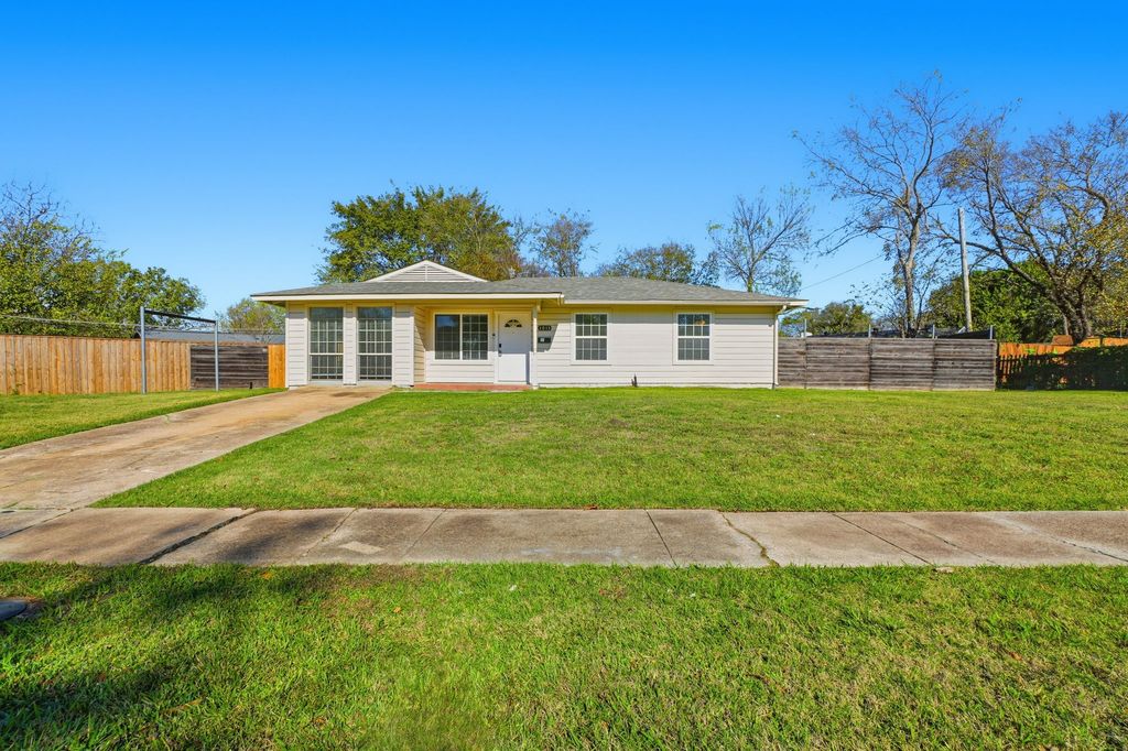 1013 Casa Drive, Mesquite, TX 75149