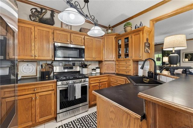 410 E Neil Chiles Road, Buckner, MO 64016