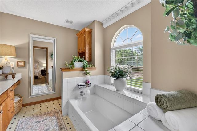 410 E Neil Chiles Road, Buckner, MO 64016