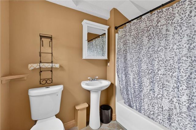 410 E Neil Chiles Road, Buckner, MO 64016