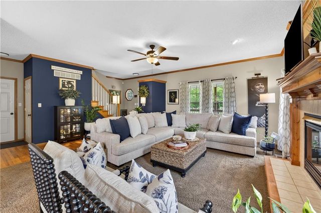 410 E Neil Chiles Road, Buckner, MO 64016