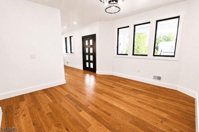 6 Henoch Ave, Clifton City, NJ 07013