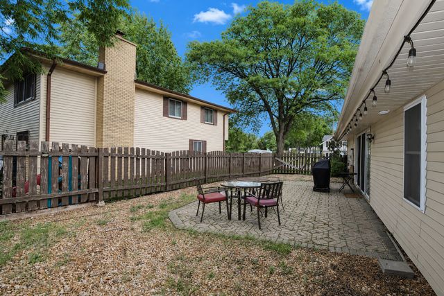817 Stamford Court, Schaumburg, IL 60193
