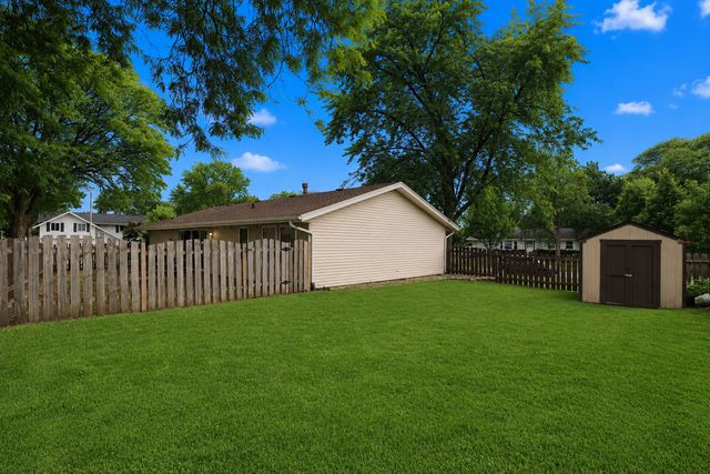 817 Stamford Court, Schaumburg, IL 60193