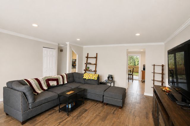 817 Stamford Court, Schaumburg, IL 60193